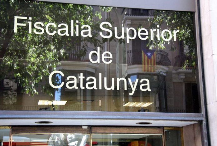 Imatge de la seu de la Fiscalia Superior de Catalunya, amb una estelada reflectida al vidre.