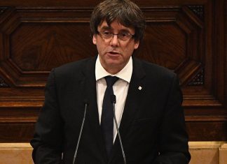 Puigdemont declara y suspende la independencia