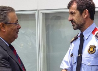 Los Mossos retiran los retratos de Puigdemont de las comisarías