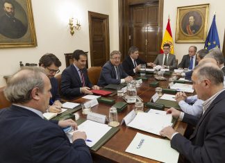 Zoido ofrece a policías y guardias civiles un acuerdo de mejora en equiparación salarial, material de seguridad e instalaciones de trabajo