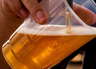 Cerveza, vino y orujo… el calor murciano y la sorprendente sentencia sobre un despido